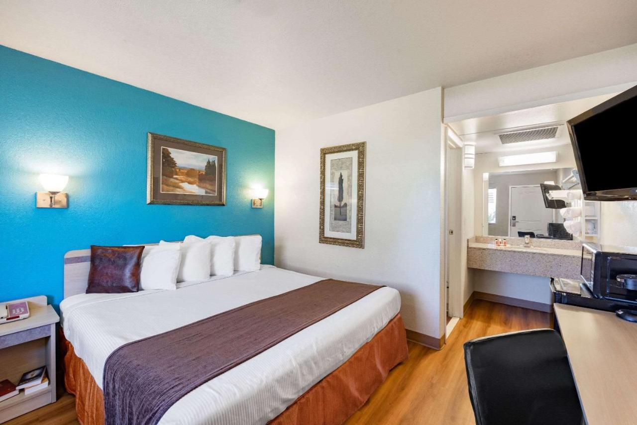 Travelodge By Wyndham Miles Hotel